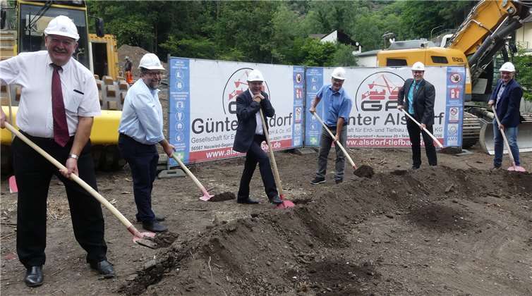 Mit dem Spatenstich durch die Prominenz starteten die Bauarbeiten für die neue Kreisstraße.