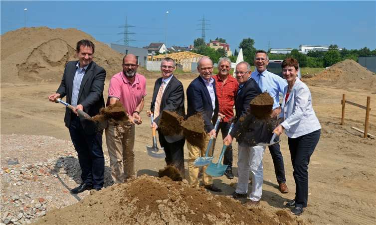 Mit dem Spatenstich fiel der Startschuss für den Neubau eines Megastores mit Reitplatz des Unternehmens Pferdesport Krämer in Kettig.privat