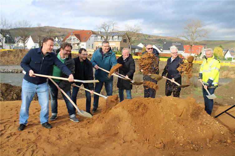 Mit dem Spatenstich zur neuen Bachemer Brücke ging in der Kreisstadt das dritte Nach-Flut-Brückenneubauprojekt an den Start.  Fotos: DU