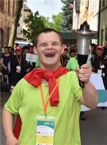 Mit dem Special Olympics Zeremoniell werden die Sommerspiele feierlich vor zahlreichen Teilnehmern und Gästen eröffnet.