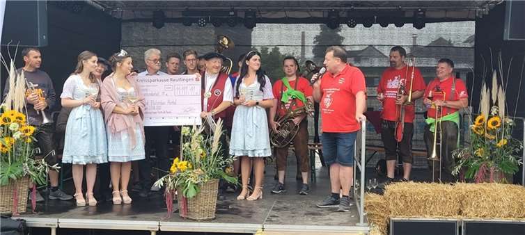 Mit dem Spendenbetrag von 11.111,11 Euro zeigte die Narrenzunft Großengstingen e.V. Witz und Anstandgleichermaßen. Foto: Narrenzunft Großengstingen e.V.