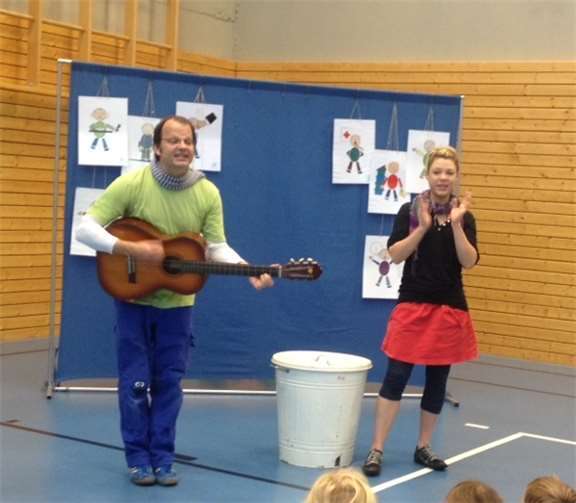 „Die große Nein-Tonne“ Mit dem Spruch „Fege, fege lieber Wind, in die Tonne, was uns Nein-Gefühle macht geschwind!“ verbannten die Schüler gemeinsam mit den Theaterpädagogen „Nein-Gefühle“ in eine große Nein-Tonne.privat