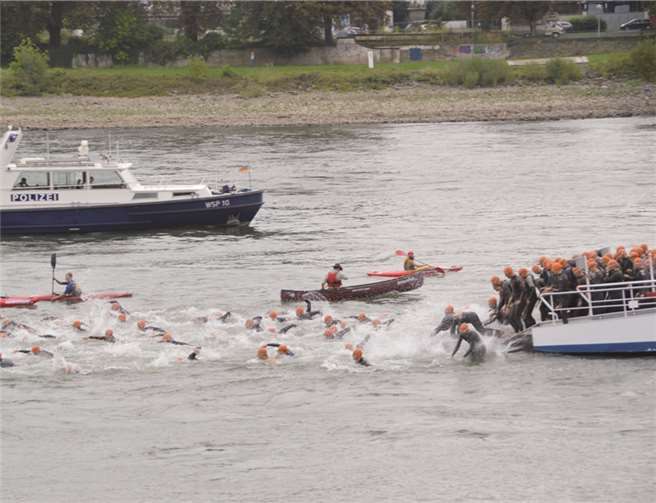 Mit dem Sprung von der Rampe der Fähre in den Rhein startete der Triathlon.