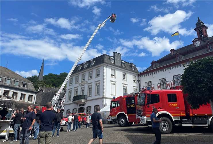 Mit dem TLK 32 präsentiert die Feuerwehr Linz, aus welcher Höhe sie Leben retten können. Fotos: CD
