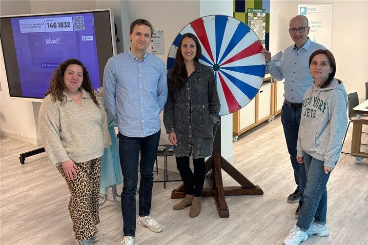 Mit dem Tag der Offenen Tür feierte das PIKSL Team auch das dreijährige Bestehen des Labors (V.l.n.r.: Aylen Klee, Jannik Junglas, Angela Nachtsheim, Manuel Quint (Direktor Teilhabedienste), Tatiana Fabian).