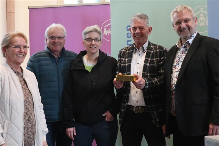 Mit dem Team der kirchRAUMpilot*innen für Kehrig freut sich Christoph Kicherer (rechts) von der Verbandsgemeinde Vordereifel über die Förderung des Projekts durch das Bundesministerium für Landwirtschaft, Ernährung und Heimat.