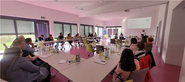 Mit dem Thema „Rückkehr von Flüchtlingen“ befassten sich Mitarbeiterinnen und Mitarbeiter aus den Sozialämtern der Verbandsgemeinden und des Landkreises, der Ausländerbehörde und der Sozialverbände AWO, Caritas und Diakonisches Werk Neuwied im außerschulischen Lernort Linkenbach.  Foto: Gabi Schäfer