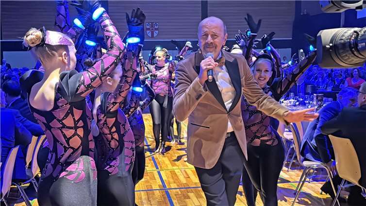 Beeindruckende Darbietungen von internationalen Künstlern Mit dem Titelsong des Musicals „Starlight Express“ eröffnete der Moderator Frank Adorf den Ball. Begleitet wurde er dabei von der Showakrobatikgruppe Green-Spirits.