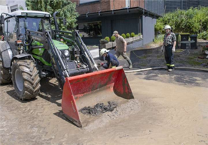 Mit dem Traktor rückten die Niederbachemer an der alten Konrad-Adenauer-Straße dem Schlamm zu Leibe.