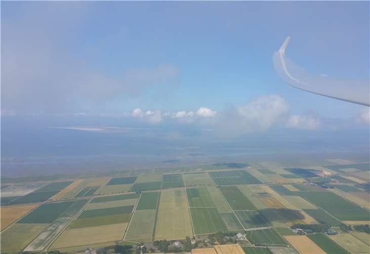 Mit dem Traumflugzeug ASH 25 EB28 bei einem Traumflug an der Nordseeküste bei Groningen mit Blick auf die Westfriesischen Inseln. Martin van der Mühlen