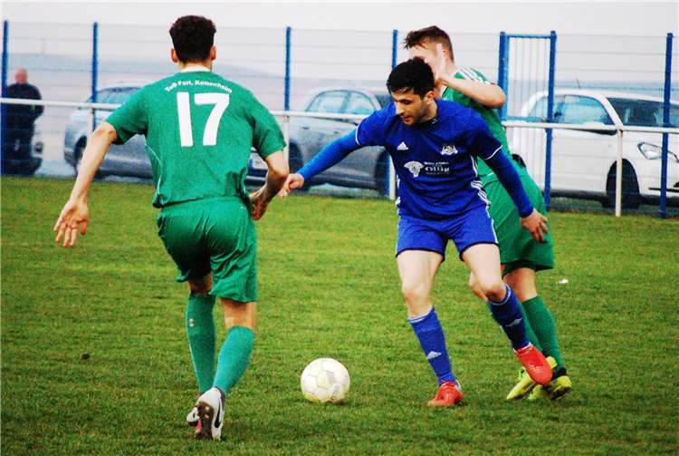 Mit dem Treffer zum 3:0 machte Nico Steinbach (Mitte) endgültig den Deckel drauf, in der Schlussphase erhöhte Kapitän Martin Steffes sogar noch auf 4:0.