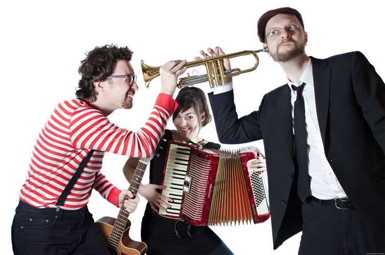 Mit dem Trio „Schnaps im Silbersee“ kommen aus Berlin Wortjongleure und Klangdompteure zur diesjährigen Kabarettnacht nach Niederelbert. Foto: rattenscharfe-photos.de