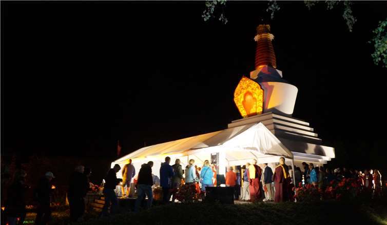Mit dem Umrunden der Stupa endet das alljährliche Lichterfest.Foto: SOT