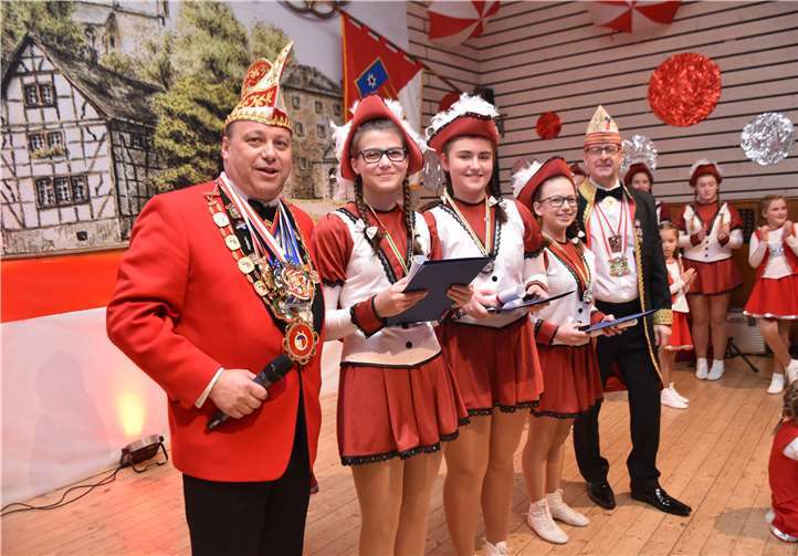 Mit dem Verdienstorden des Bundes Deutscher Karnevalisten wuden Michele Bong, Sahra Knappe und Maira Wichert für ihre zehnjährige aktive Zeit in der Tanzgarde ausgezeichnet.