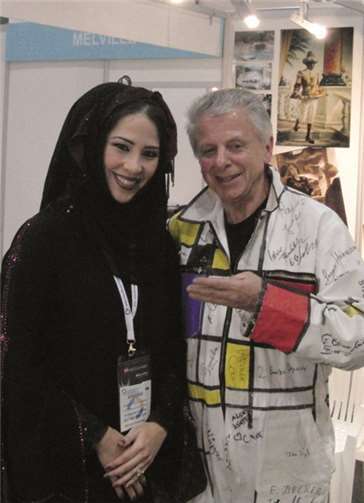 Mit dem Vogelschwarm in Dubai, hier eine Dame aus dem OMAN, die einen Vogel kaufte. privat