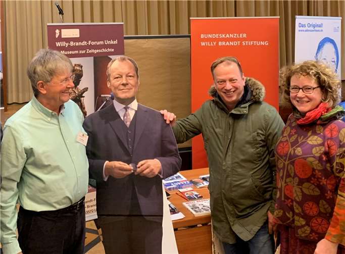 Mit dem Vorstandsvorsitzenden der Bürgerstiftung Unkel, Willy-Brandt-Forum-Unkel, Dr. Hanns Bölefahr kamen der Leiter des Kulturstadt-Büros Unkel, Thomas Herschbach, und seine Partnerin, die 1. Bundeskönigin Andrea Reiprich, auch bei der 13. WanderArt in Königswinter ins Gespräch.  Foto: Tourismus Siebengebirge GmbH