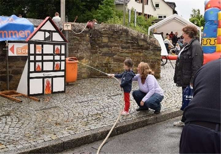 Mit dem Wasserschlauch konnten die Kinder ein brennendes Haus löschen.
