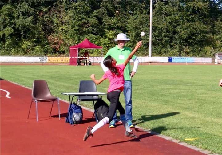 Mit dem Weitwurf startete Luisa Meedin in die Wettkämpfe und erzielte fantastische 37 Meter.