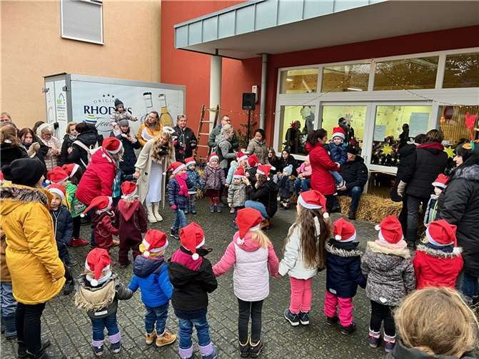 Erster Weihnachtsmarkt in Gönnersdorf zum Jubiläum Mit dem Wichteltanz unterhielten die Kleinen der Kita „Villa Kunterbunt“.