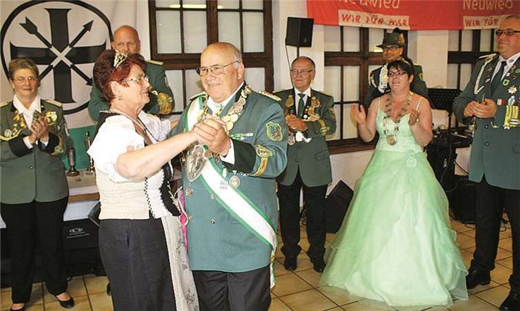 Mit dem „Wiener Blut“-Walzer eröffnete das Kaiserpaar den Leubsdorfer Königsball.  DL