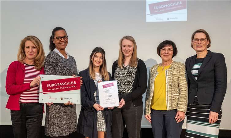 Mit dem Zertifikat „Europaschule des Landes Rheinland-Pfalz“ würdigt das Bildungsministerium ein europäisches, interkulturelles Schulprofil sowie den besonderen Stellenwert der Demokratieerziehung und der Verankerung des europäischen Gedankens im Leitbild der ausgezeichneten Schulen. Foto: privat