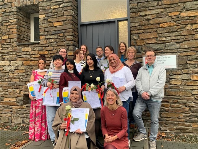 Mit dem Zertifikat geht es für die meisten nun in Arbeit oder Ausbildung. Foto: Petra Meyburg