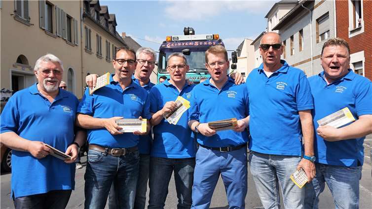 Mit dem alten Germanenlied zog derMännergesangverein Germania gut gelaunt im Umzug mit