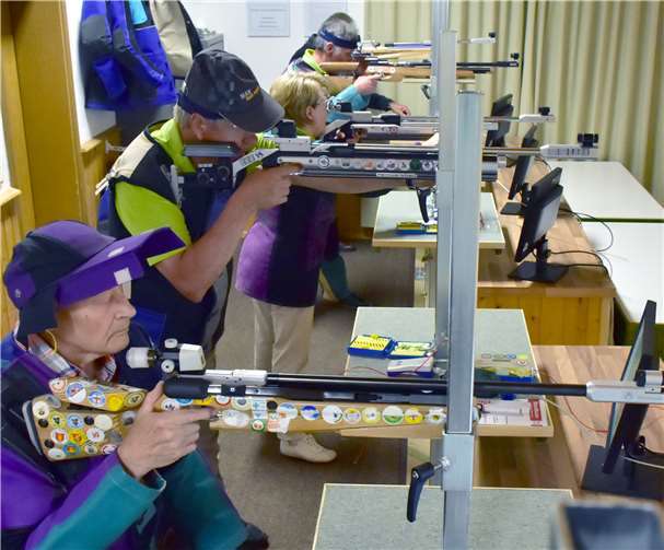 Mit dem aufgelegten Luftgewehr durfte jeder Schütze.hier die aus Waldbreitbach. vier Schuss abgeben.