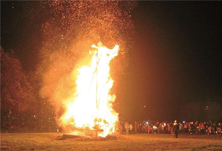Mit dem beeindruckenden Martinsfeuer in den Lahnwiesen war die Martinsfeier noch nicht beendet, auf die Kinder wartete noch die traditionelle Brezel, die Erwachsenen ließen den Abend bei „Dippekuchen“ ausklingen. Willi Willig