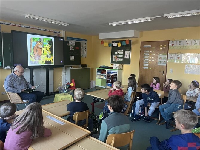 Mit dem beliebten Bilderbuch „Der Grüffelo“ hatte Bürgermeister Horst Klöckner eine Geschichte im Gepäck, die bei den Kindern seit Jahren für Begeisterung sorgt. Foto: privat