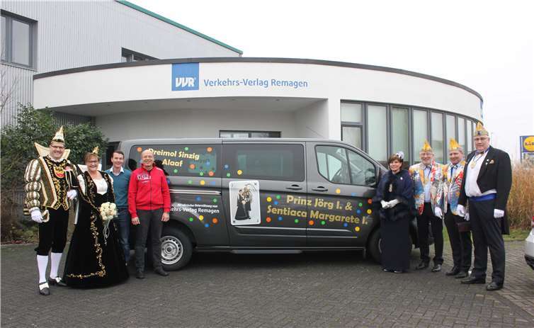 Mit dem beschrifteten Dienstwagen gelangt das Prinzenpaar zügig zu anstehenden Terminen. privat