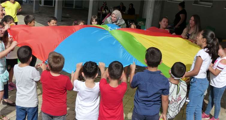 Mit dem bunten Schwungtuch gelingen Abzählspiele ganz besonders gut. Foto: privat