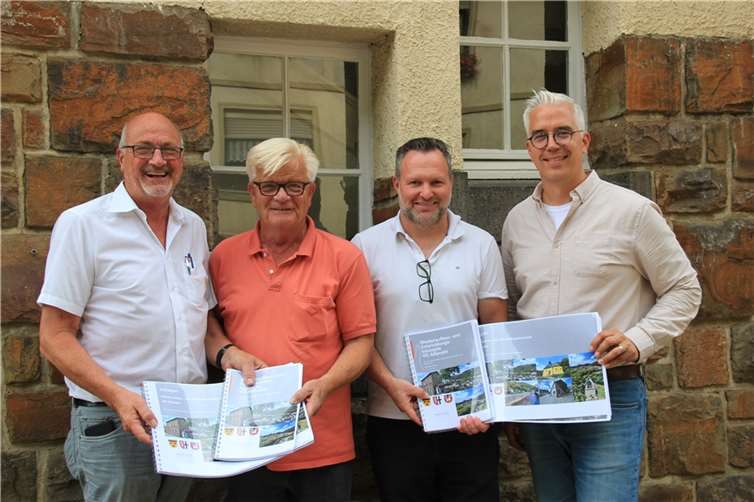 Mit dem druckfrischen Konzept: (von links) Jürgen Schwarzmann, Walter Radermacher, Guido Schmitz und Dominik Gieler. Fotos: GS