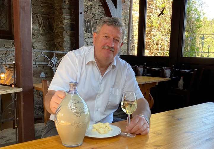 Mit dem eigenen „Bummes“ und Käse feierte Stadtbürgermeister Walter Schmitz solo in der Reichsburg.Fotos: Privat