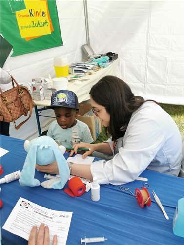 Mit dem eigenen Kuscheltier zu besuch im Teddykrankenhaus.  Foto: privat