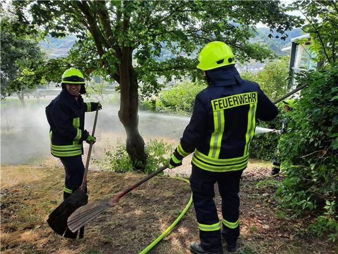 Mit dem entsprechenden Equipment für solche Vegetationsbrände wurde das Feuer zügig bekämpft.