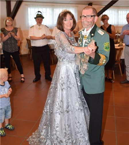 Mit dem ersten Tanz eröffnete das Kaiserpaar Rainer und Elsbeth Noll das Schützenfest.