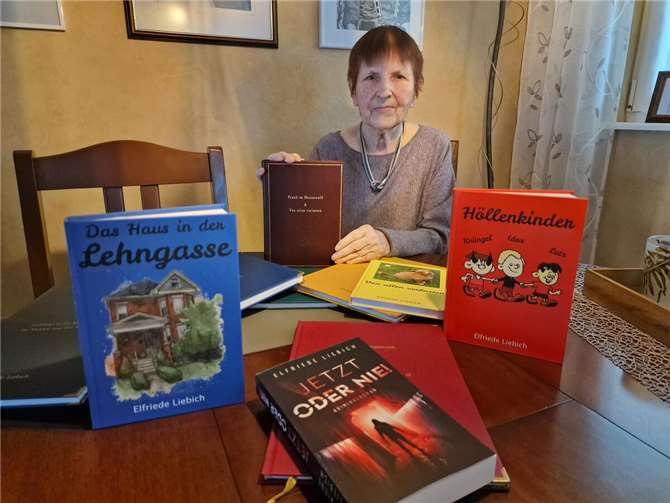 Mit dem ersten, von ihren Kinder gebundenen Buch ihrer erdachten Geschichten hinter ihren Privatbänden, die folgten. Vorn ihr erstes öffentliches Werk, ein Krimi.
