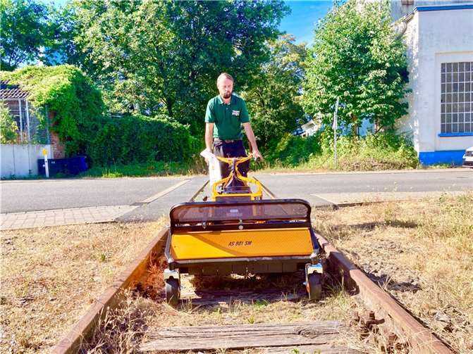 Mit dem fahrbaren Mulcher kann man den beiden Anforderungen der Verkehrssicherheit und des besonderen Gebietsschutzes jetzt auf professionelle Weise gerecht werden und Vegetationsarbeiten nachhaltig durchführen Foto: Verein Brexbachtal