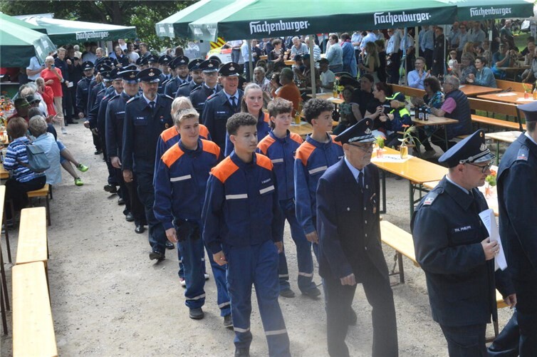 Mit dem feierlichen Einzug der Aktiven eröffnete die Feuerwehr ihr Geburtstagsfest.