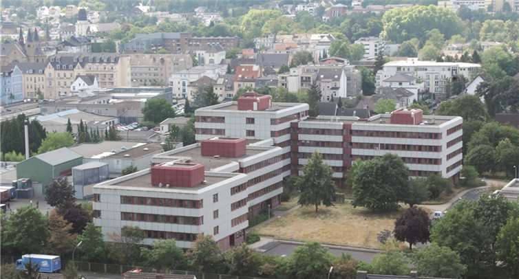 Mit dem gesamten Unternehmen wird auch die etablierte SPRENGNETTER Akademie, Marktführer in derAus- und Weiterbildung in der Immobilienbewertung, nach Bad Neuenahr-Ahrweiler umziehen.Schwarz