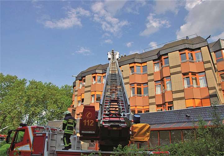Mit dem großen Leiterfahrzeug gelangten Feuerwehrleute schnell zum Dachgeschoss des Stiftshospitals.  privat