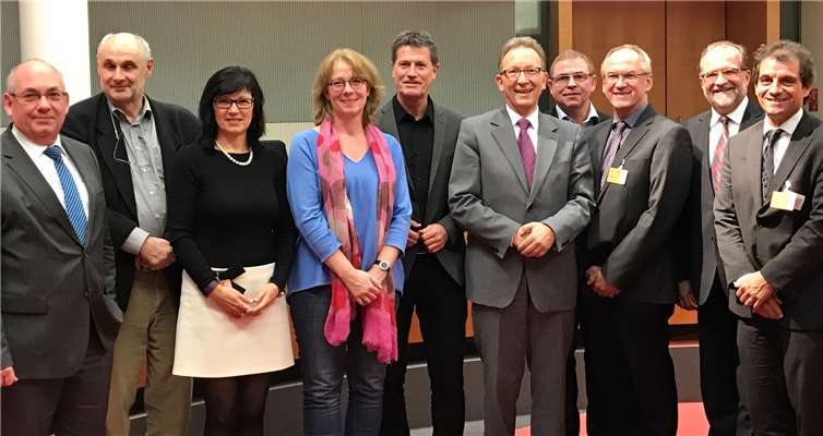Mit dem heimischen CDU-Bundestagsabgeordneten Erwin Rüddel (5. von rechts) zeigen sich Mitglieder der parteiübergreifenden „Parlamentsgruppe Bahnlärm“ des Deutschen Bundestages optimistisch, was eine spürbare Reduzierung des Bahnlärms angeht.privat
