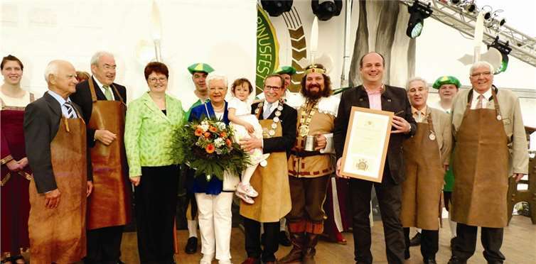 Mit dem neuen Ehrenbrauer Jorg Meyer-Schaar –mitte- freuten sich seine Ehefrau Käte, Enkelin Pia, Bierkönig Gambrinus, Komiteepräsident Jürgen Mittler, Rita Ammel (Komiteemitglied) sowie Laudator und Ehrenbrauer Gernot Mittler, Ehrenpräsident und Ehrenbauer Herbert Kranz, Ehrenbrauer Rolf Busch und Ehrenbrauer Oberst a.D. Horst Bukowski. SF