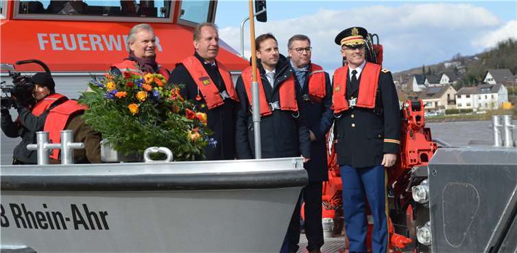 Mit dem neuen HLB der Feuerwehr Remagen fuhrendie Honorationen auf den Rhein, um in der Rheinmitte zum Gedenkenan den 75. Jahrestag der Eroberung der Brücke von Remagen einen Kranz niederzulegen.