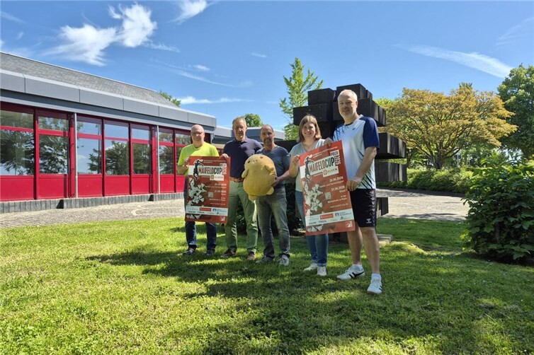 Mit dem neuen Maskottchen „Döppi“ freuen sich Schirmherr Maximilian Mumm und der erste Vorsitzende der TG Polch, Ralf Schlich, gemeinsam mit Vetretern des Orga-Teams auf den Maifeld-Cup.