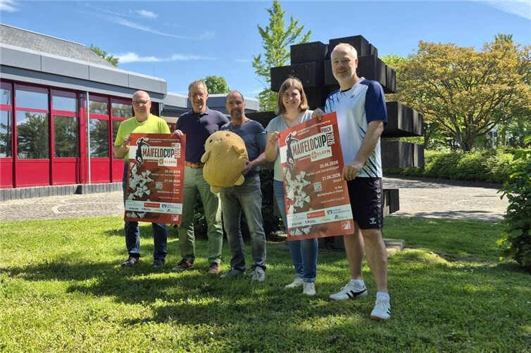 Mit dem neuen Maskottchen „Döppi“ freuen sich Schirmherr Maximilian Mumm und der erste Vorsitzende der TG Polch, Ralf Schlich, gemeinsam mit Vetretern des Orga-Teams auf den Maifeld-Cup.