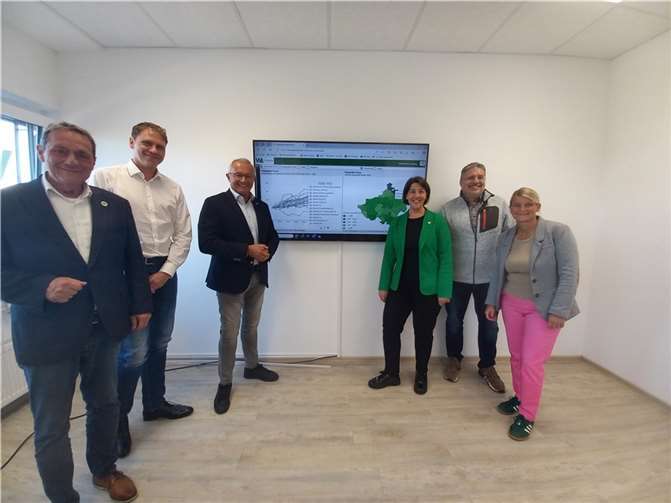 Mit dem neuen Regioboard stehen aktuelle Wirtschaftsdaten für den Großraum Westerwald und seine kreisangehörigen Kommunen jetzt online zur Verfügung (v.l.n.r.): Landrat Achim Schwickert (Westerwaldkreis), Lars Kober (WF Kreis Altenkirchen), Landrat Achim Hallerbach (Kreis Neuwied), Katharina Schlag (WFG Westerwaldkreis), Jörg Hohenadl (WFG Kreis Neuwied), Sandra Köster (Wir Westerwälder). Foto: Myriam Hatzmann