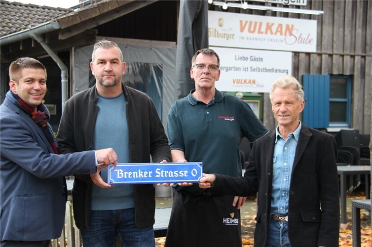 Mit dem neuen Schild am Engelner Bahnhof (von links): Mathias Koslowski, Dominik Schmitz, Andreas Walz und Thomas Wolff. Fotos: GS