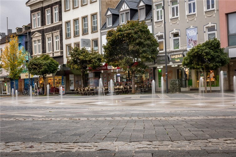 Mit dem neuen Wasserspiel hat der Luisenplatz schon jetzt an Attraktivität gewonnen – jetzt beginnen die Vorarbeiten für den zweiten Bauabschnitt. Dafür müssen 19 Bäume gefällt werden – sie werden im Frühjahr durch robustere Neupflanzungen ersetzt.Foto: Pascal Kiefer/Der Passigraf